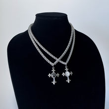 Load image into Gallery viewer, FLEUR CROSS CHAIN