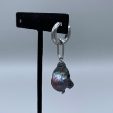Load image into Gallery viewer, BLACK BAROQUE PEARL EARRING
