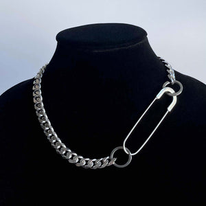 OVERSIZED SAFETY PIN CHAIN