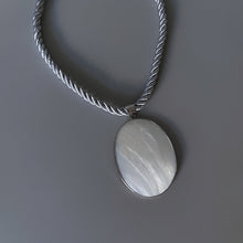 Load image into Gallery viewer, OVERSIZED SHELL TWISTED ROPE NECKLACE