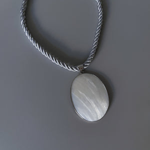 OVERSIZED SHELL TWISTED ROPE NECKLACE